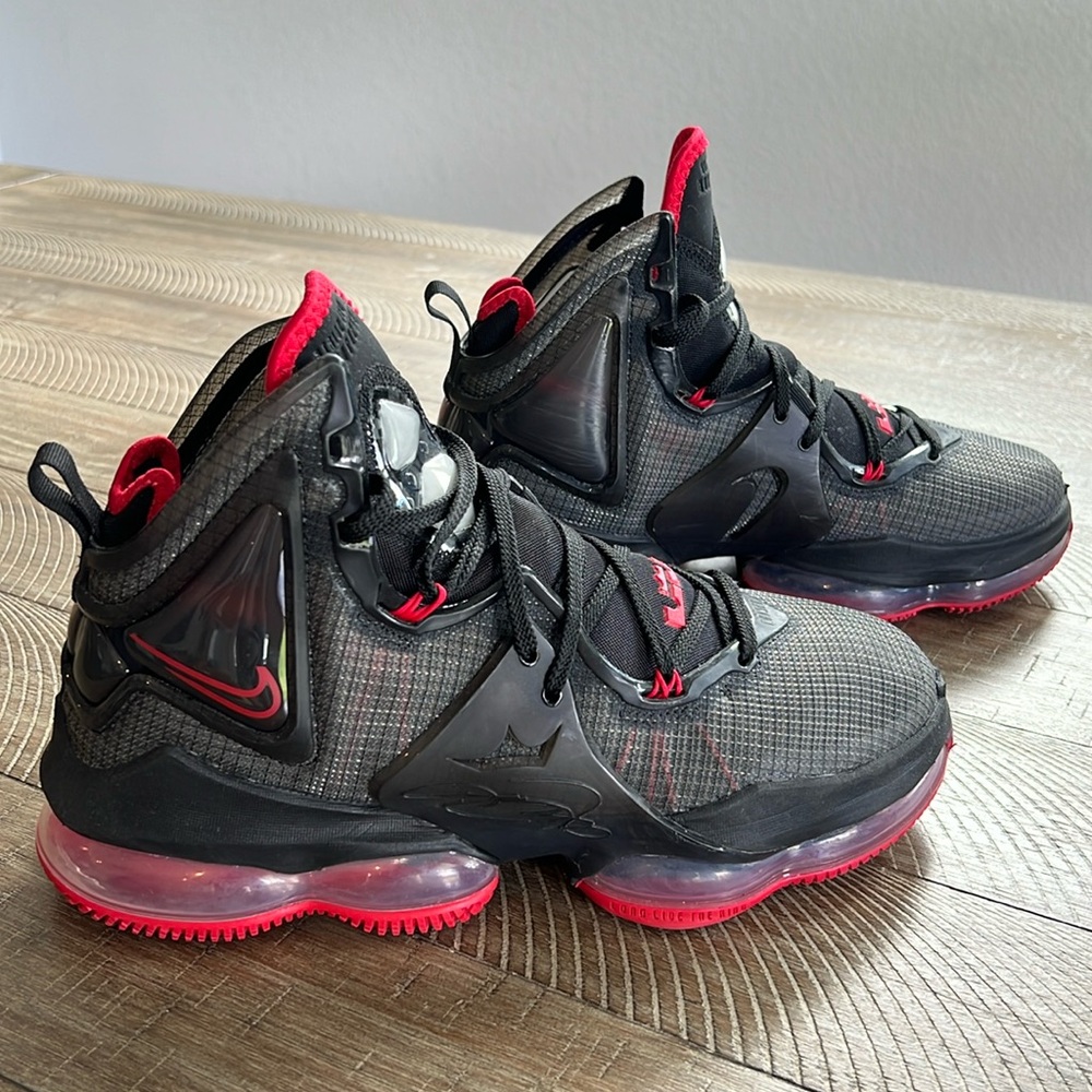 Nike LeBron 19 Bred men’s size 9